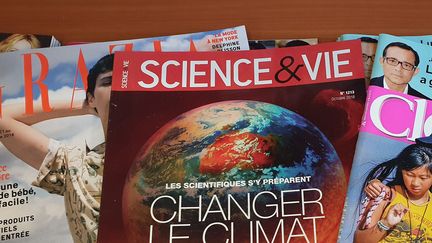 Une illustration d'une couverture du magazine Science&amp;Vie, entouré par d'autres titres de presse, le 27 septembre 2018. (ALLILI MOURAD/SIPA)