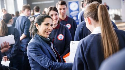 La secrétaire d'Etat chargée de la Jeunesse Sarah El Haïry lors d'une visite au centre SNU de Châtenay-Malabry (Hauts-de-Seine) le 27 février 2023 (THOMAS PADILLA / MAXPPP)