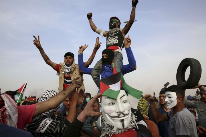 Des Gazaouis manifestent lors de la "marche du retour" à la frontière avec Israël, le 5 avril 2018.
 (ADEL HANA/AP)