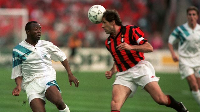 During the first period, OM suffered under the repeated assaults of AC Milan like Milan captain Franco Baresi, strong in front of Abedi Pelé.  (PATRICK HERTZOG / AFP)