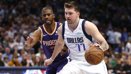 Luka Doncic et Chris Paul lors du match 3 entre Dallas et Phoenix en demi-finale de la conférence Est des playoffs NBA, samedi 7 mai 2022. (RON JENKINS / GETTY IMAGES NORTH AMERICA)