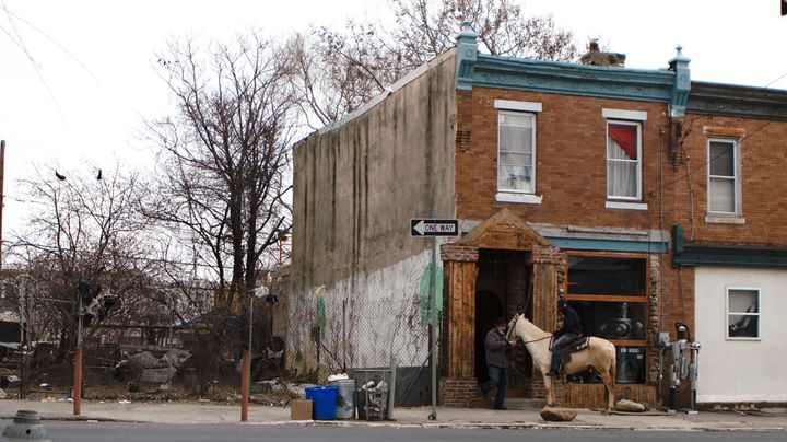 Mohamed Bourouissa, "Horse Day", 2015 - Diptyque vidéo, Produit par MOBILES? Corinne Castel, Avec le soutien du PMU et l'Aide au film court en Seine-Saint-Denis, Courtesy de l'artiste et kamel mennour, Paris / London
 (Adagp, Paris, 2017 )