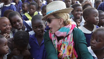 Madonna avec des enfants de Kasungu, au Malawi, en novembre 2014
 (Tsvangirayi Mukwazhi) / AP / SIPA)