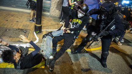 Un manifestant trainé par la police à Hong Kong, le 28 juillet 2019.&nbsp; (VERNON YUEN / NURPHOTO / AFP)