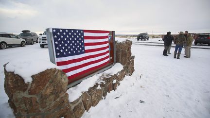 Un drapeau américain à l'entrée du Malheur National Wildlife Refuge, dans l'Oregon (Etats-Unis), le 3 janvier 2016, où des hommes armés&nbsp;sont retranchés. (JIM URQUHART / REUTERS)