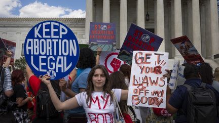 Une manifestante pour le droit à l'avortement devant la Cour suprême des États-Unis, à Washington, le 24 juin 2024. (AASHISH KIPHAYET / NURPHOTO / AFP)