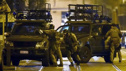 Des policiers participant à l'opération antiterroriste menée à Bruxelles (Belgique), mardi 15 mars 2016. (GEERT VANDEN WIJNGAERT / AP / SIPA)