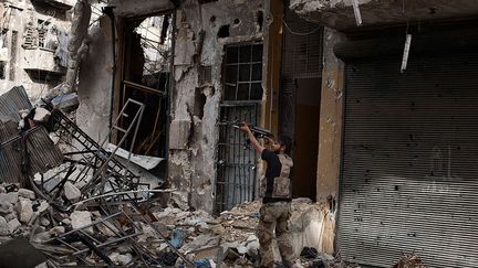 Un opposant au milieu des décombres. (AFP PHOTO / FABIO BUCCIARELLI)