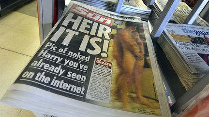 AOÛT 2012 - Le prince Harry refait la une du tabloïd "The Sun". Il apparaît nu dans une vidéo tournée dans une chambre d’hôtel de Las Vegas, à l'issue d'une partie de "strip billiards". "C'était probablement un de ces cas classiques où j’ai été trop soldat et pas assez prince. C’est aussi simple que cela", a-t-il expliqué par la suite. (TOBY MELVILLE / REUTERS)