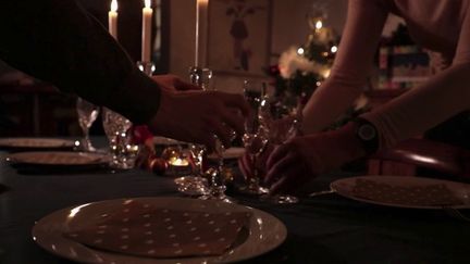 Le Conseil scientifique a formulé plusieurs préconisations pour les repas de Noël, parmi lesquelles la limitation du nombre d'invités et l'aération des pièces. (CAPTURE ECRAN FRANCE 2)