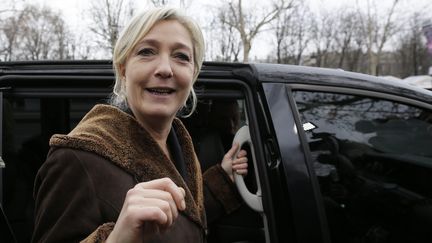 La pr&eacute;sidente du Front national, Marine Le Pen, lors de sa visite annuelle du march&eacute; de No&euml;l des Champs-Elys&eacute;es, &agrave; Paris, le 18 d&eacute;cembre 2012.&nbsp; (MAXPPP)