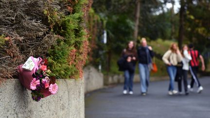 Des fleurs déposées à l'entrée du collège Saint-Thomas d'Aquin, où un enseignant est mort après avoir été poignardé par un élève, à Saint-Jean-de-Luz, le 22 février 2023. (GAIZKA IROZ / AFP)