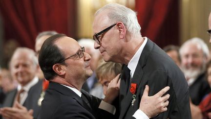 François Hollande félicite Patrick Modiano après lui avoir remis la médaille d'officier de la Légion d'honneur, le 18 février 2015 à l'Élysée.
 (Patrick Kovarik / AFP)