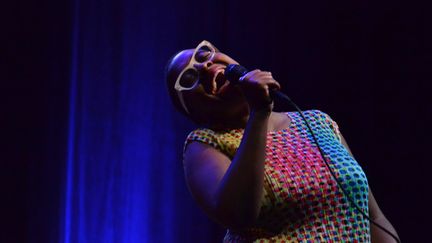 Cécile McLorin Salvant sur la scène de la Cité de la Musique (rebaptisée Philharmonie 2) le 5 septembre 2015, lors du festival Jazz à la Villette
 (Charles d&#039;Hérouville / Philharmonie de Paris)