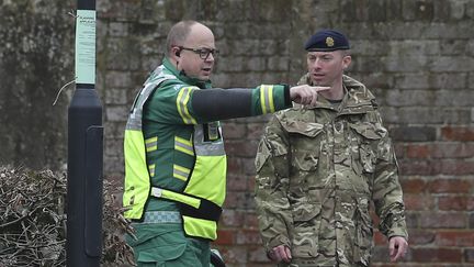 La police enquête à Salisbury (Royaume-Uni), le 11 mars 2018, après le mystérieux empoisonnement de&nbsp;Sergueï&nbsp;Skripal&nbsp;et de sa fille. (DANIEL LEAL-OLIVAS / AFP)