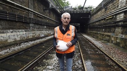 Le dirigeant de la SNCF, Guillaume Pepy, sur les voies du RER C, le 4 juin 2016, à Paris. (DOMINIQUE FAGET / AFP)