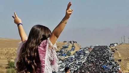 Des milliers de personnes se dirigent vers le cimetière d'Aichi à Saqez, la ville natale de Mahsa Amini en Iran, le 26 octobre 2022. (- / UGC via AFP)