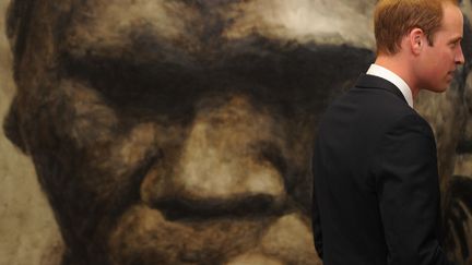 Le prince William devant un portrait de Gurrumul, lors d'une visite de la National Portrait Gallery en 2014. La coutume aborigène interdit la publication d'images de personnes récemment décédées.
 (LUKAS COCH / POOL / AFP)