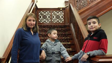 Brenda Barrios, avec ses deux fils, Francarlo et Kevin, mardi 17 janvier 2017, à Hyattsville (Maryland), aux Etats-Unis.&nbsp; (MARIE-ADELAIDE SCIGACZ / FRANCEINFO)