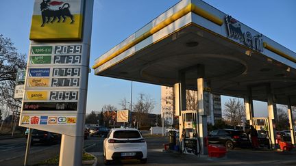 Une station essence à Mulhouse, le 8 mars 2022. (SEBASTIEN BOZON / AFP)