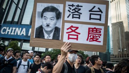 B&ecirc;te noire des manifestants,&nbsp;Leung Chun-ying cherche &agrave; gagner du temps. Selon le "Wall Street Journal", il a re&ccedil;u l'ordre de P&eacute;kin de mettre fin au mouvement "pacifiquement". Il va jouer la montre en esp&eacute;rant que les protestataires se lasseront. (PHILIPPE LOPEZ / AFP)