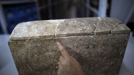 Un ossuaire portant des inscriptions en hébreu ancien. Réserves de l'Autorité des antiquités israéliennes de Beit Shemesh. (MENAHEM KAHANA / AFP)