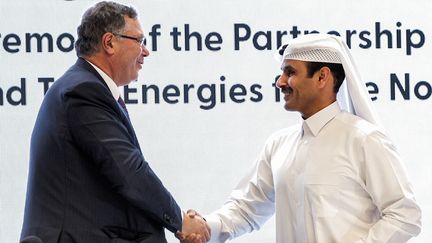 Saad Sherida al-Kaabi, ministre de l'Energie du Qatar&nbsp;et Patrick Pouyanné, PDG du groupe TotalEnbergies, à Doha (Qatar), le 24 septembre 2022. (KARIM JAAFAR / AFP)