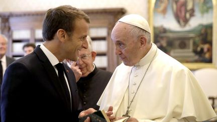 Le président Emmanuel Macron en compagnie du pape François, le 26 juin 2018 au Vatican. (ALESSANDRA TARANTINO / AFP)