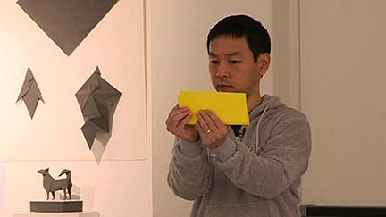 L'origamiste japonais Tetsuya Gotani lors d'un atelier proposé aux visiteurs de son exposition organisée au centre culturel de Vichy jusqu'au 3 février.
 (Capture d&#039;écran France 3/Culturebox)