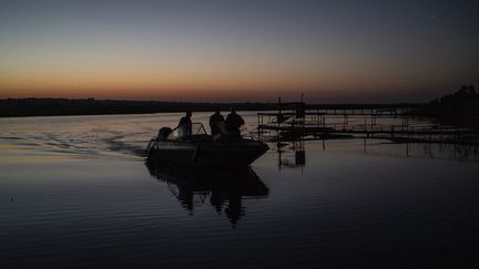 Des soldats reviennent d'une mission sur une rive du Dnipro dans la région de Kherson (Ukraine), le 6 août 2023. (VIRGINIE NGUYEN HOANG / HANS LUCAS / AFP)