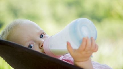 Lactalis a retiré du marché douze lots de laits infantiles commercialisés sous trois marques en raison d'un soupçon de contamination par des salmonelles.&nbsp;(Photo d'illustration) (MAXPPP)