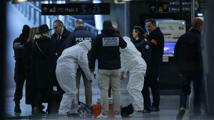 Des officiers de la police judiciaire à la gare de Lyon, le 3 février 2024, après l'attaque au couteau. (THOMAS SAMSON / AFP)