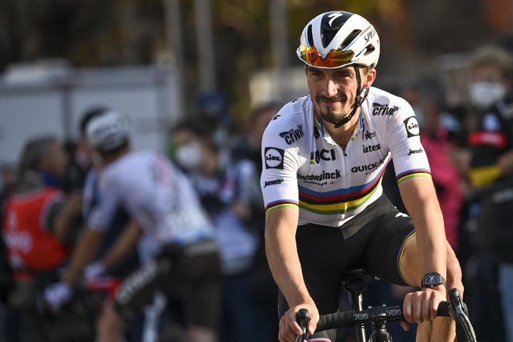 Julian Alaphilippe a revêtu son maillot de champion du monde sur les routes corses dimanche 24 octobre. (DIRK WAEM / BELGA MAG via AFP)