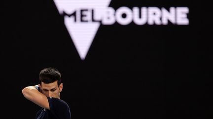 Le Serbe Novak Djokovic&nbsp;lors d'une séance d'entraînement, le 14 janvier 2022, deux jours avant le début de l'Open d'Australie à Melbourne.&nbsp; (MARTIN KEEP / AFP)