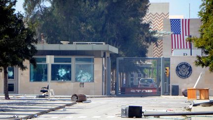 L'ambassade am&eacute;ricaine &agrave; Tunis (Tunisie) le 15 septembre 2012 apr&egrave;s des violentes manifestations la visant.&nbsp; (HASSENE DRIDI / SIPA )