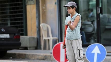 Un enfant syrien, brûlé au bras, mendie dans une rue de Beyrouth, le 16 Février 2015. (JOSEPH EID / AFP)