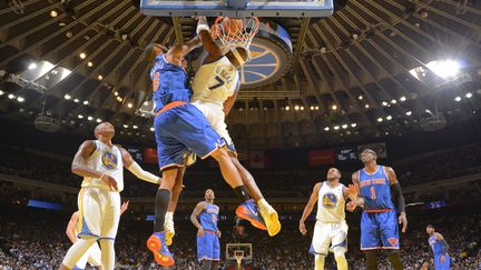 Tyson Chandler dunke sur Jermaine O'Neal (ROCKY WIDNER / NBAE / GETTY IMAGES)