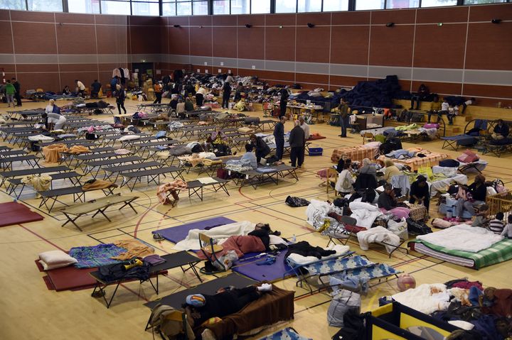 Des&nbsp;sinistr&eacute;s des inondations h&eacute;berg&eacute;s dans un gymnase de Nemours (Seine-et-Marne) le 2 juin 2016. (DOMINIQUE FAGET / AFP)