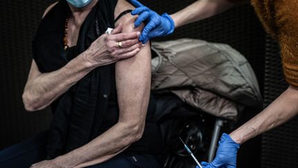 Une dame âgée reçoit un vaccin. Photo d'illustration. (JEAN-PHILIPPE KSIAZEK / AFP)