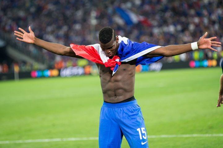 Paul Pogba a revêtu le drapeau tricolore après la demi-finale face à l'Allemagne.