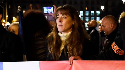 Maggy Biskupski, présidente de l'association "Mobilisation des policiers en colère", le 13 décembre 2016 lors d'une manifestation à Paris&nbsp;après l'attaque de Viry-Châtillon deux mois plus tôt. (BERTRAND GUAY / AFP)