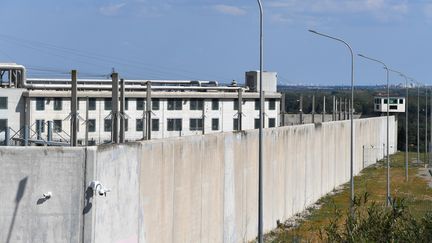 Dans une tribune, publiée mercredi 3 juin 2020, des personnalités, organisations professionnelles et associations appellent Emmanuel Macron à une politique de réduction du nombre de détenus. (PASCAL GUYOT / AFP)