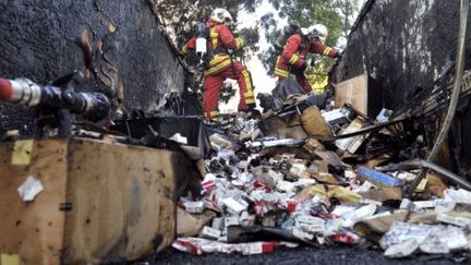 Des marins-pompiers interviennent à l'intérieur du fourgon, détruit par le feu peu après le vol. (BORIS HORVAT)