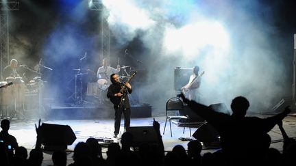 Le chanteur Sidi Bémol en concert à Alger, le 11 septembre 2008. (FAYEZ NURELDINE / AFP)