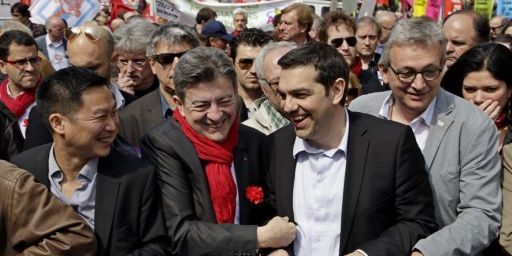 Le leader de Syriza Alexis Tsipras entre Jean-Luc Mélenchon et Pierre Laurent, lors d'une manifestation à Paris, le 12 avril 2014. (CITIZENSIDE/BERNARD MÉNIGAULT / CITIZENSIDE.COM)