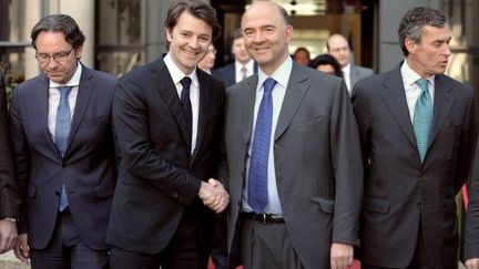 Passation des pouvoirs entre François Baroin (g) et Pierre Moscovici, à Bercy, le 17 mai 2012. (FTV)