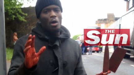 Capture d'&eacute;cran d'une vid&eacute;o d'un des deux agresseurs d'un soldat britannique, &eacute;gorg&eacute; le 22 mai 2013 dans le quartier de Woolwich, &agrave; Londres. (THE SUN / AFP)