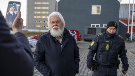 Le fondateur de Sea Shepherd Paul Watson, le 2 octobre 2024 à son arrivée au tribunal à Nuuk, au Groenland. (LEIFF JOSEFSEN / AFP)