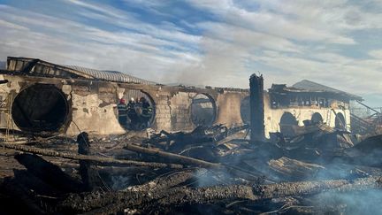 Une maison d'hôte incendiée à Tohani (Roumanie), le 26 décembre 2023. (HANDOUT / ISU PRAHOVA - INSPECTORATE OF EMERGENCY SITUATIONS PRAHOVA/ AFP)