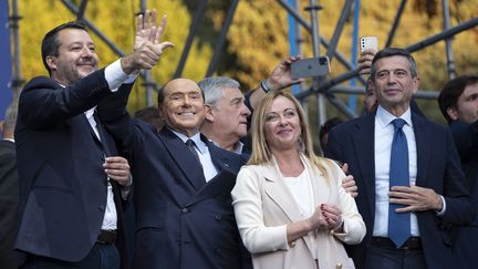 Giorgia Meloni entourée notamment de Matteo Salvini et Silvio Berlusconi lors d'un meeting à Rome (Italie) le 22 septembre 2022 (ELIANO IMPERATO / CONTROLUCE VIA AFP)